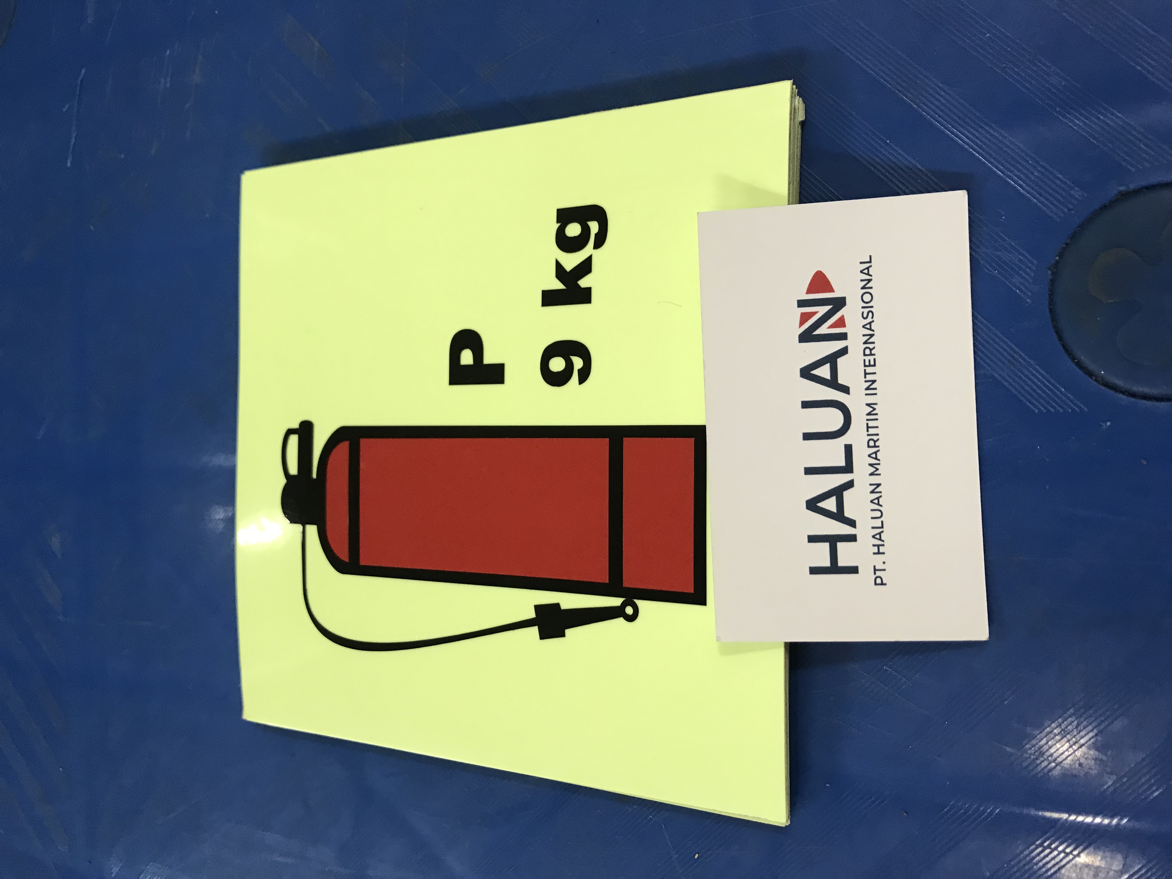 IMPA 336088 - IMO SYMBOL 9KG POWDER FIRE EXTINGUISHER